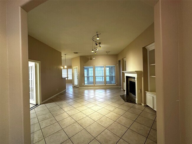 1115 Courtside Dr E in League City, TX - Building Photo - Building Photo