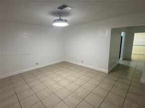 7205 NW 76th Pl in Tamarac, FL - Building Photo - Building Photo