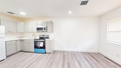 3016 NW 2nd St, Unit 1 in Pompano Beach, FL - Foto de edificio - Building Photo