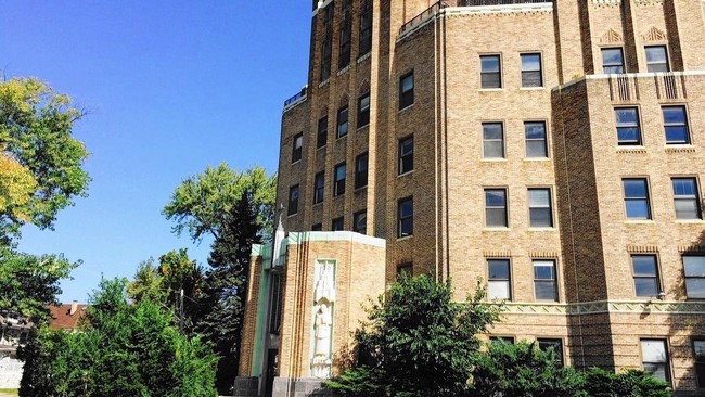 St. Charles Apartments in Aurora, IL - Building Photo - Building Photo