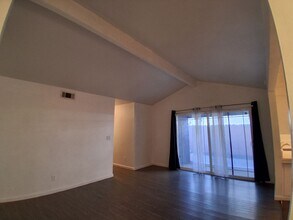 3505-3507 Thistlewood Way in Modesto, CA - Foto de edificio - Building Photo