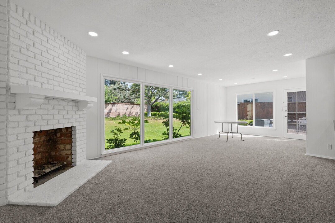 12823 Delano St in Los Angeles, CA - Building Photo
