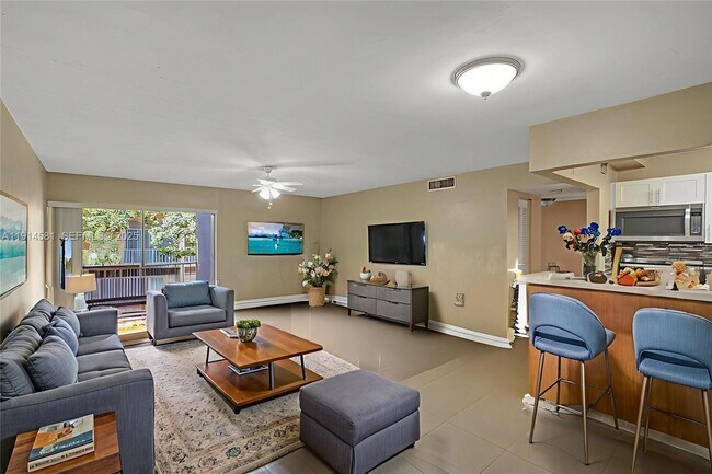 9459 SW 76th St in Miami, FL - Foto de edificio - Building Photo