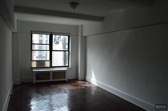 160 W 73rd St in New York, NY - Building Photo - Building Photo