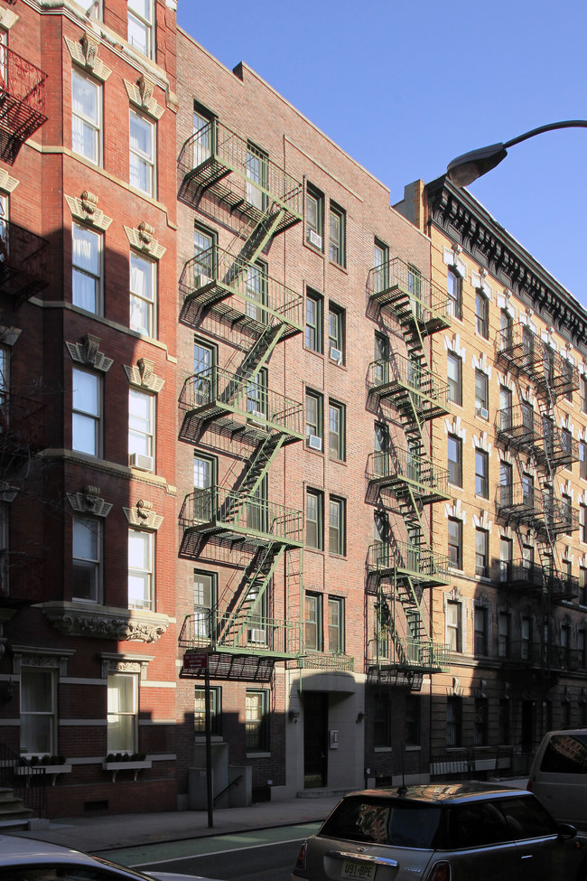 203-205 W 10th St in New York, NY - Building Photo - Building Photo
