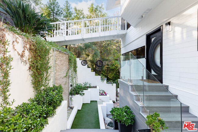 2350 Benedict Canyon Drive in Beverly Hills, CA - Building Photo - Building Photo