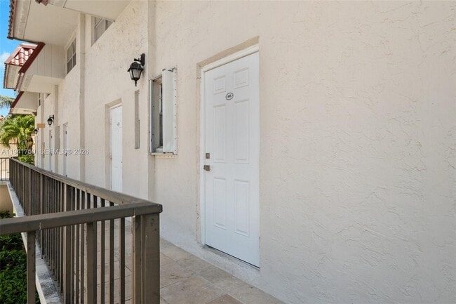 6703 N Kendall Dr in Pinecrest, FL - Building Photo - Building Photo