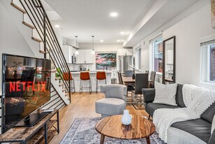 5201 Brooklyn Ave NE in Seattle, WA - Building Photo