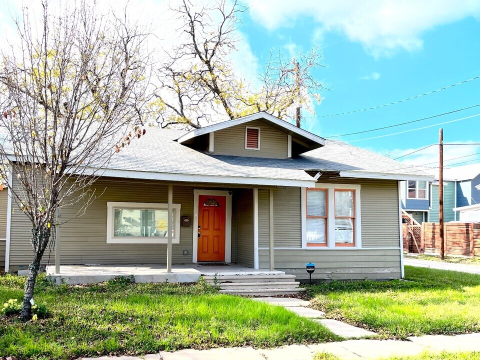 1013 N Palmetto Ave in San Antonio, TX - Building Photo