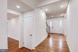 9704 Hall Rd in Potomac, MD - Building Photo