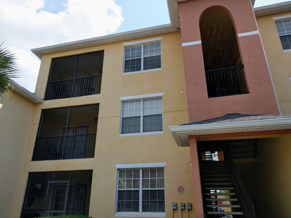 10861 Windsor Walk Dr, Unit 208 in Orlando, FL - Building Photo