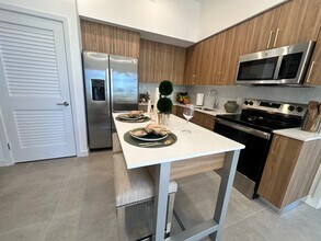 2029 Monroe St, Unit B1 in Hollywood, FL - Foto de edificio - Building Photo