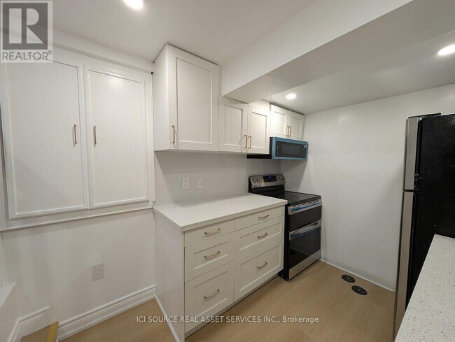 31 Pietro Dr in Vaughan, ON - Building Photo - Building Photo