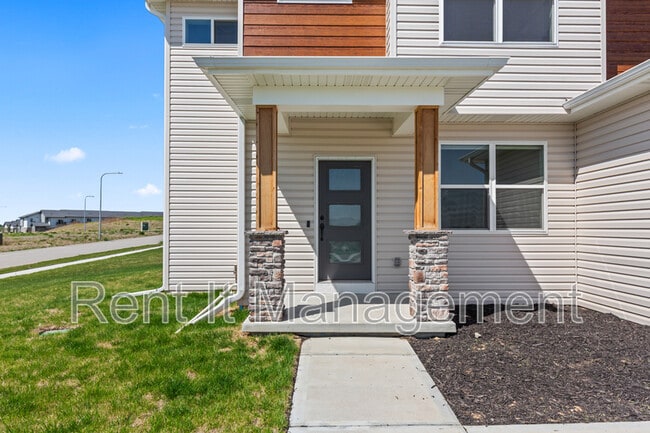 6910 Stony Pt Dr in Papillion, NE - Building Photo - Building Photo