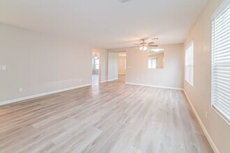 7929 W Caron Dr in Peoria, AZ - Foto de edificio - Building Photo