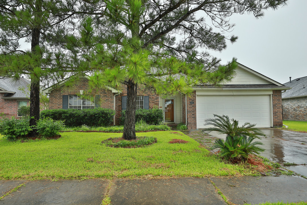 208 Armand Bay Dr in Dickinson, TX - Building Photo