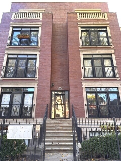 949 W Montana St in Chicago, IL - Building Photo