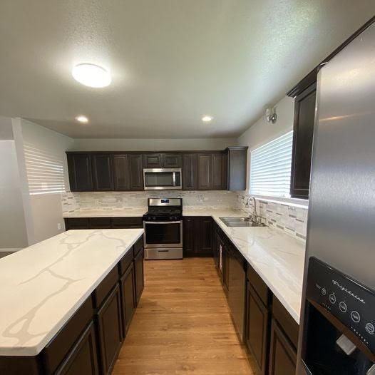 10 Ferguson St in Baytown, TX - Building Photo