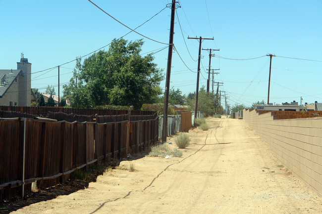 21038 Sitting Bull Rd in Apple Valley, CA - Building Photo - Building Photo