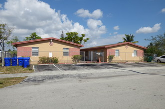 2451 NW 13th Ct in Fort Lauderdale, FL - Building Photo - Building Photo