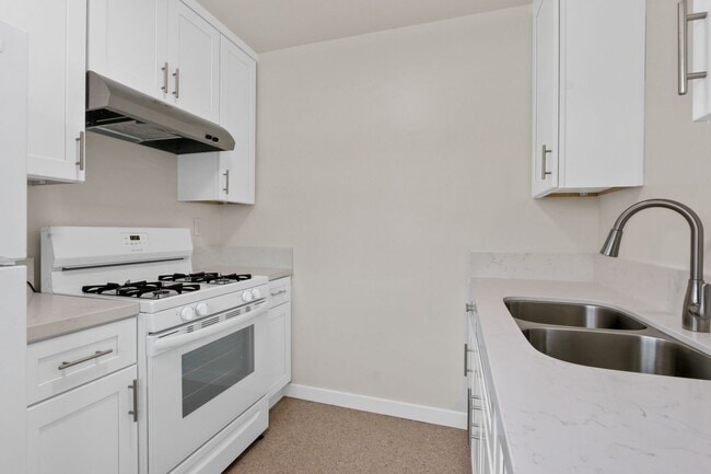 10900 Santa Monica Blvd, Unit 01 in Los Angeles, CA - Building Photo - Building Photo