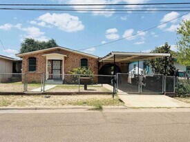 216 W Olive St, Unit 2 Bedroom 50-0406 in Laredo, TX - Building Photo