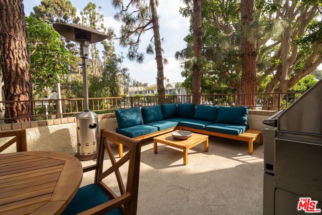 8110 Manitoba St in Los Angeles, CA - Building Photo