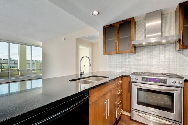 300 Bowie St in Austin, TX - Building Photo - Building Photo