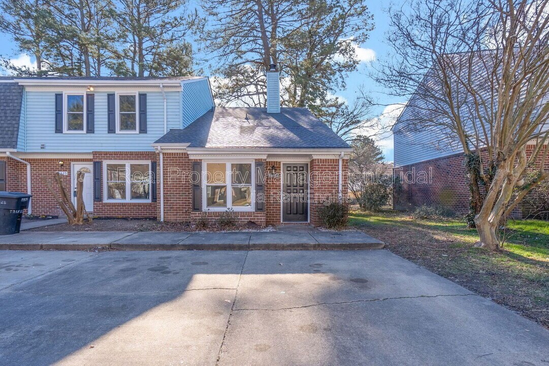 5627 Trafalgar Arch in Portsmouth, VA - Building Photo