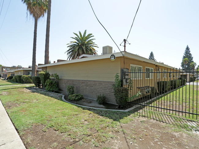 2127 E Shaw Ave in Fresno, CA - Building Photo - Building Photo