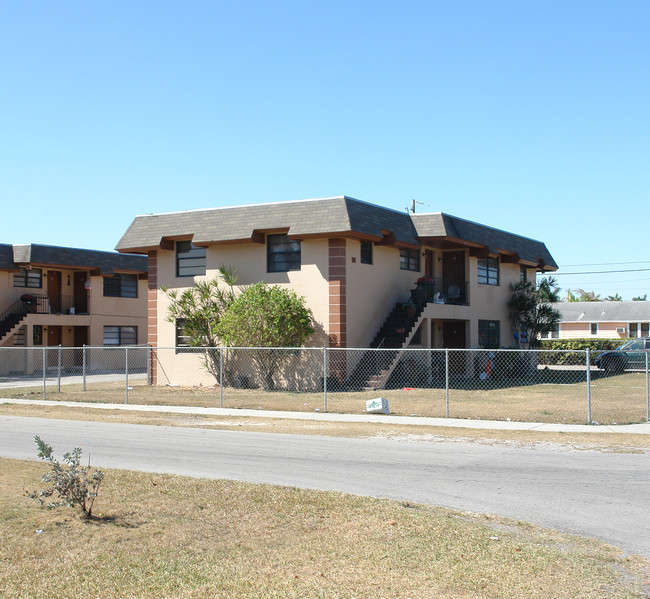 98 NE 13th St in Homestead, FL - Building Photo - Building Photo