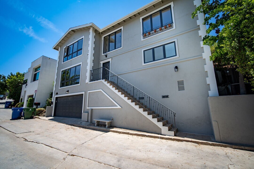 COMING SOON 4-bedroom, 4 bath unit in the desirable Los Feliz in Los Angeles, CA - Building Photo