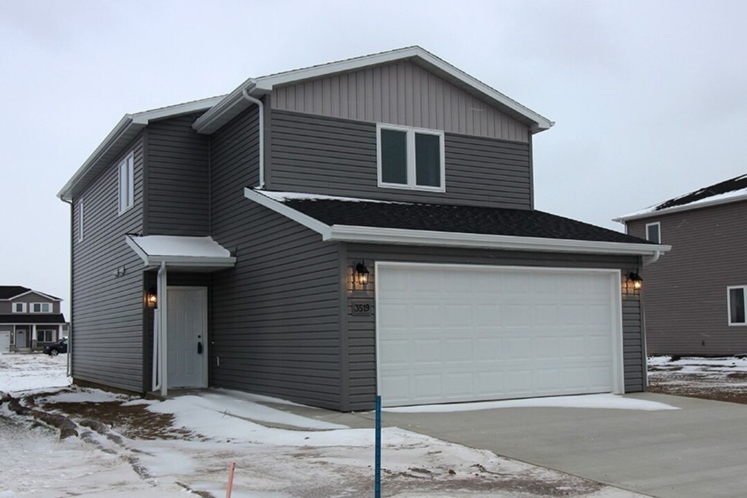 3838 Gale Cir SE in Mandan, ND - Building Photo