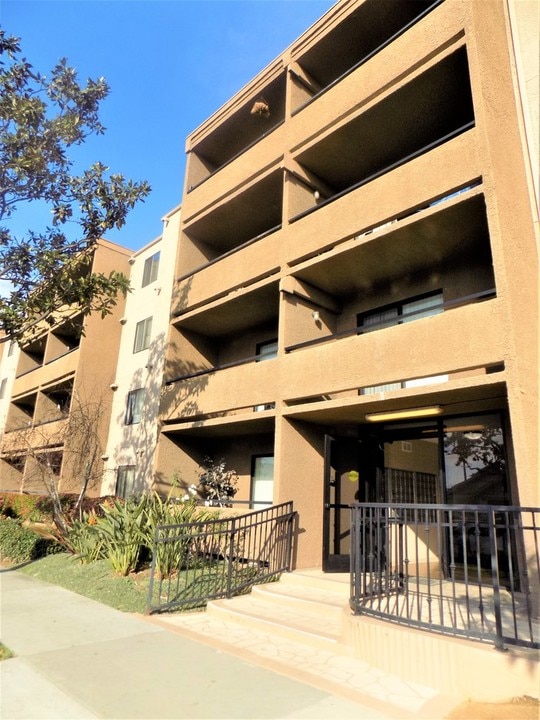 1450 Locust Ave-Unit -APT 326 in Long Beach, CA - Building Photo