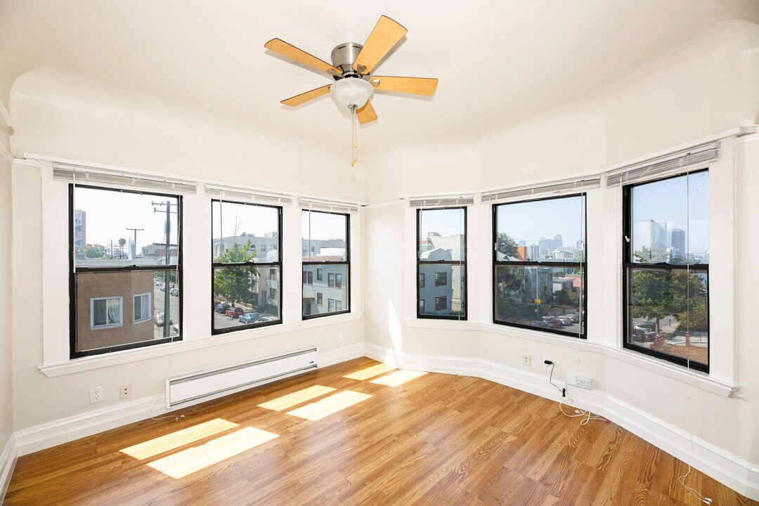 Vue De Lac Apartments in Oakland, CA - Building Photo