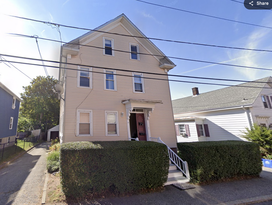 11 Monroe Ave, Unit 2 in Bristol, RI - Foto de edificio