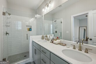2420 Lakeshore Ln in Atlanta, GA - Building Photo - Building Photo