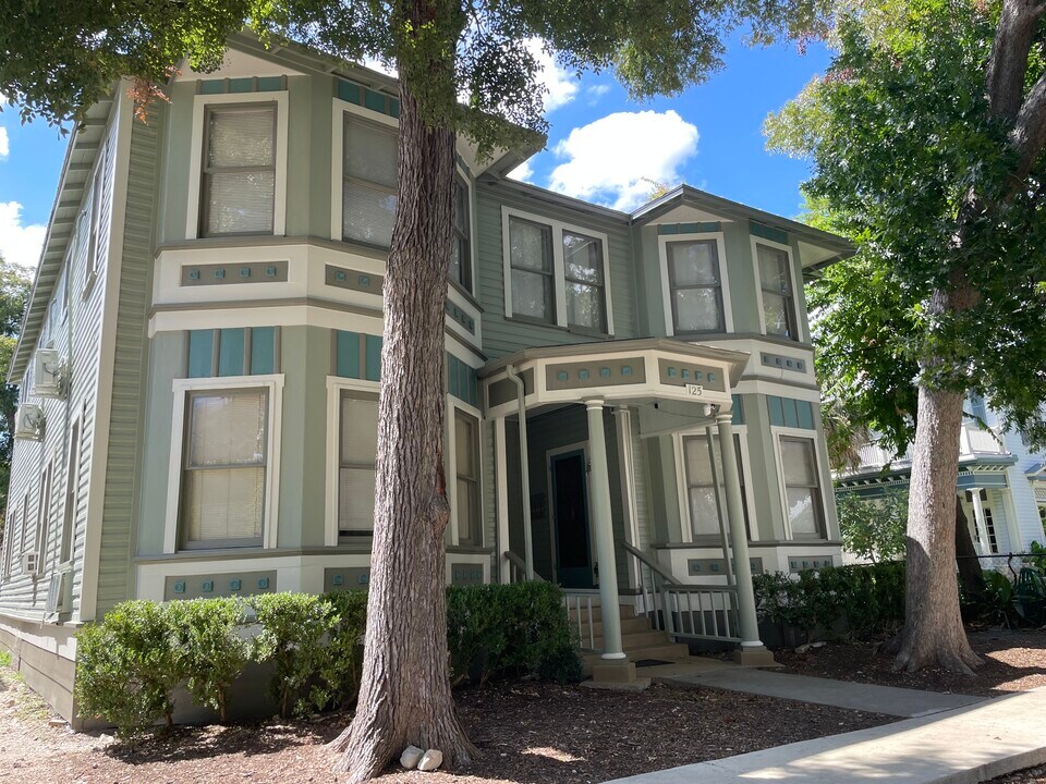 125 Adams St, Unit 5 in San Antonio, TX - Foto de edificio