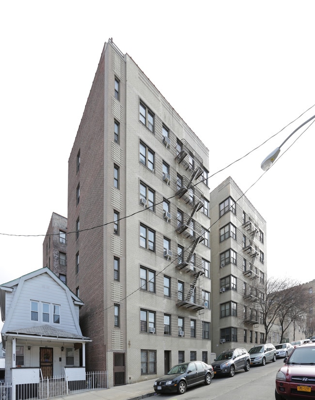 655 E 228th St in Bronx, NY - Foto de edificio - Building Photo