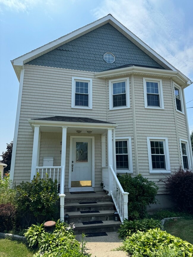 53 Pettaconsett Ave