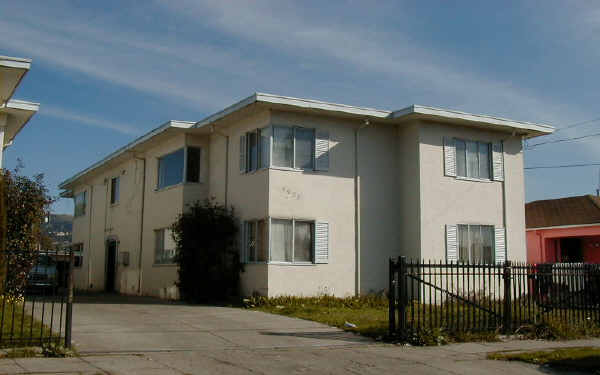 6928 Fresno St in Oakland, CA - Building Photo - Building Photo