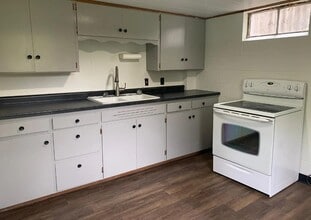 1028 W 12th St in Cedar Falls, IA - Building Photo - Building Photo