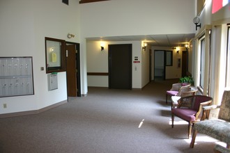 Silvercrest Apartments in Silver Lake, WI - Foto de edificio - Lobby