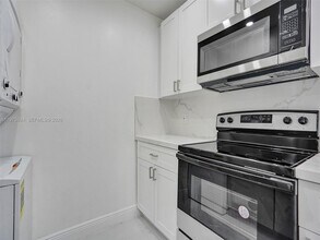 10051 Winding Lake Rd in Sunrise, FL - Building Photo - Building Photo