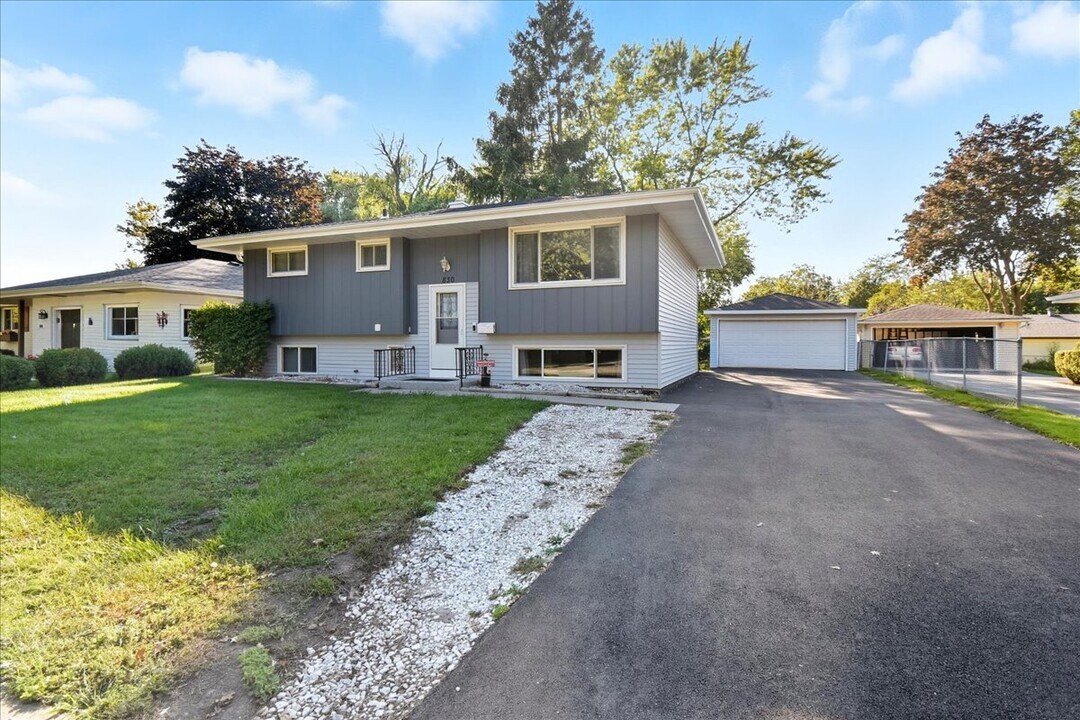 830 Russell Ave in Winthrop Harbor, IL - Building Photo