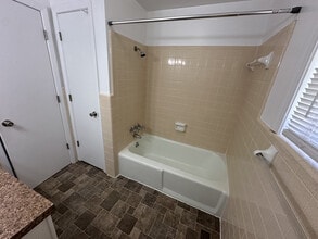 1121 Northwest Blvd, Unit 1121 in Newton, NC - Foto de edificio - Building Photo