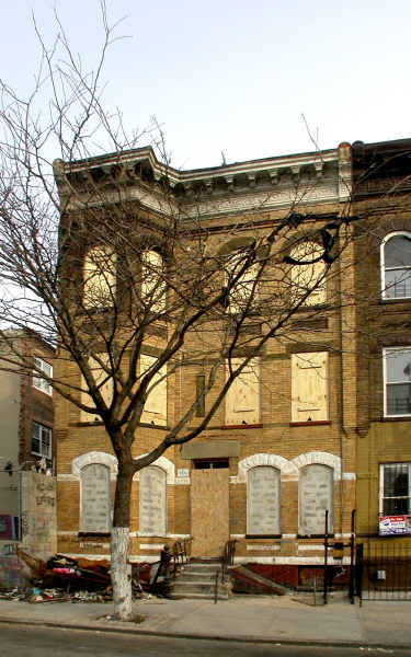 196 Schaefer St in Brooklyn, NY - Foto de edificio