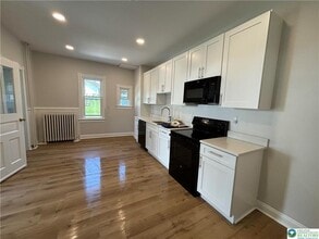 23 E North St in Nazareth, PA - Building Photo - Building Photo