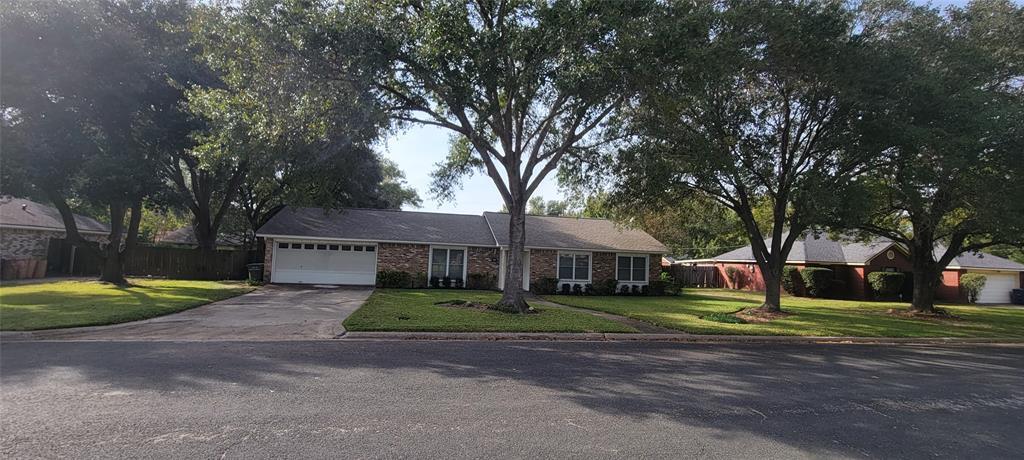 104 Royal Oaks in Huntsville, TX - Building Photo