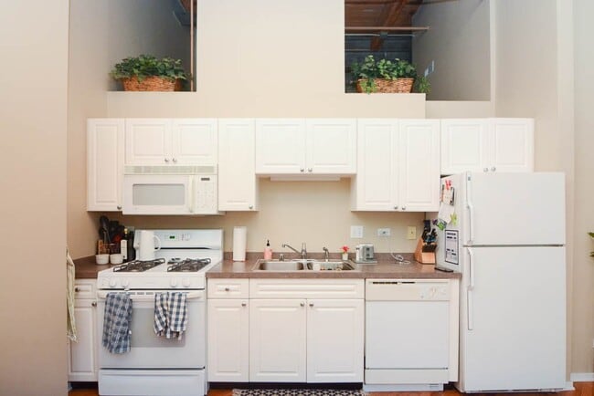 226 N Clinton St, Unit E02P in Chicago, IL - Foto de edificio - Building Photo